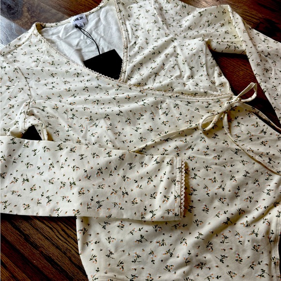 Le Lis | New With Tags Dainty Floral Surplice Bodysuit Soft Yellow - Picture 3 of 5